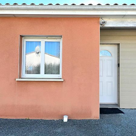 Logement Thermale Et De Tourisme Les Acacias 2 Жонзак Экстерьер фото