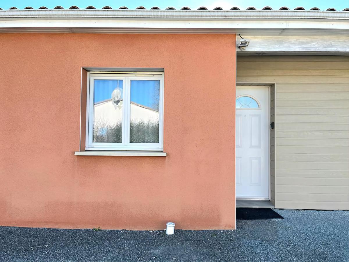 Logement Thermale Et De Tourisme Les Acacias 2 Жонзак Экстерьер фото